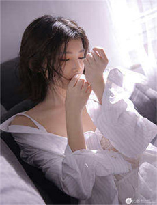 亚洲精品一卡2卡三卡4卡5卡,玩弄大学同学的娇妻